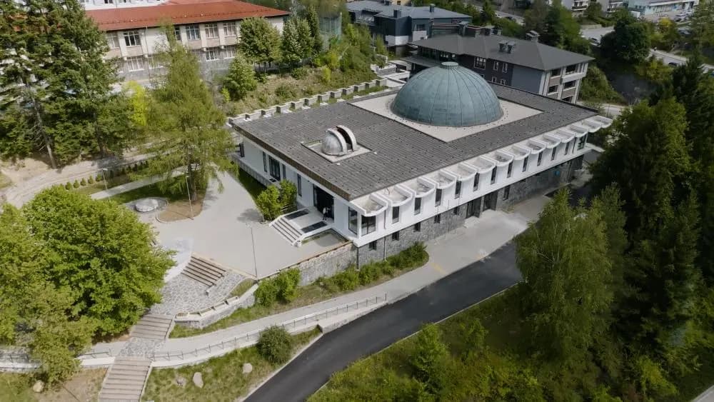 Планетариумът в Смолян — сградата и звездната зала